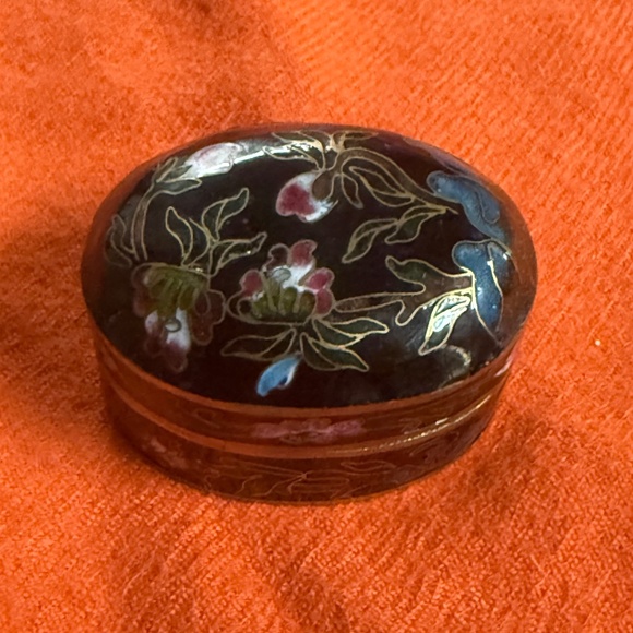 Vintage Hand-Painted cloisonné Oval pill Box W/Lid - Picture 1 of 11